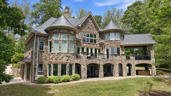 Exterior - Dream Lake Castle Waterfront (Mineral)