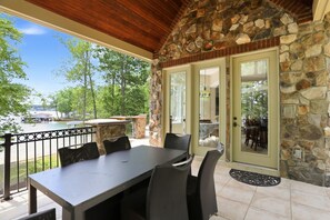 Outdoor dining - Dream Lake Castle Waterfront (Mineral)