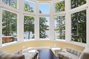 Interior - Dream Lake Castle Waterfront (Mineral)