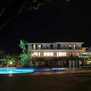 A two-story building with a swimming pool in front. - Hotel Residence Il Gattopardo (Ricadi)