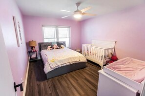 Iron/ironing board, WiFi, bed sheets - Enjoyable 3-bedroom house with AC in New Smyrna Beach (New Smyrna Beach)