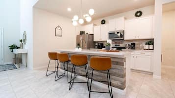 Quarto luxo, para não fumantes, não aceita animais de estimação | Cozinha privada | Micro-ondas, cooktop, lava-louças, talheres/pratos/utensílios de cozinha