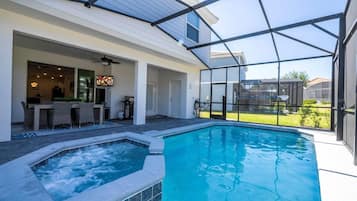 Quarto luxo, para não fumantes, não aceita animais de estimação | Piscina | Piscina externa