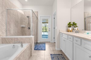 Deluxe Room, Non Smoking, Pets not allowed | Bathroom | Free toiletries, hair dryer, towels, toilet paper - King Ensuite Private Bath Shared Home (Davenport)