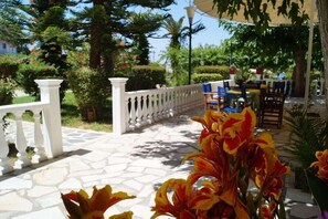 Outdoor dining - Brati Arcoudi (Pineios)