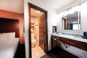Bathroom - District Hotel by OYO Portland Convention Center (Portland)