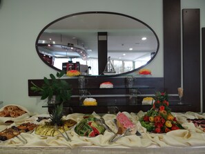 A buffet setup with various food items and a mirror above. - Hotel Dalis (Nessebar)