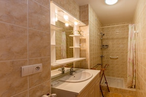 Shower, hair dryer - Gite with heated pool in the heart of colorful countryside. (Nomdieu)
