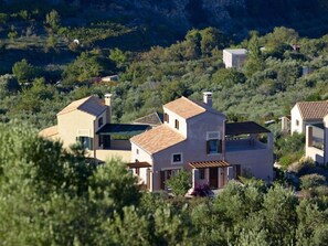 A residential area with modern houses surrounded by greenery. - Eliathos Residence Houses Archanes (Archanes-Asterousia)