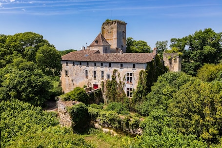 外観. Château de Curton Cottage with Private Garden and Wi-Fi in Daignac