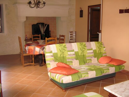 Château de Curton Cottage with Private Garden and Wi-Fi in Daignac