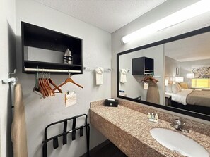 Bathroom - Quality Inn Crestview I-10 Eglin AFB Area (Crestview)