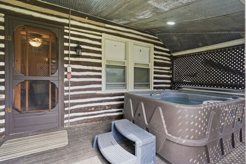 Curly's Paradise | Hocking, Game Room, Hot Tub
