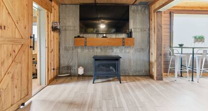 Curly's Paradise | Hocking, Game Room, Hot Tub