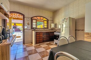 Kitchen or kitchenette - House in Araruama, Praia Seca – With Pool (Araruama)