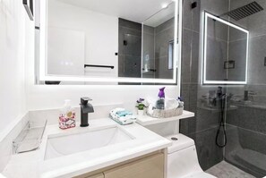 Shower, hair dryer, towels, soap - Spacious 4-bedroom home in peaceful Miami Springs - Sleeps 14 (Miami Springs)