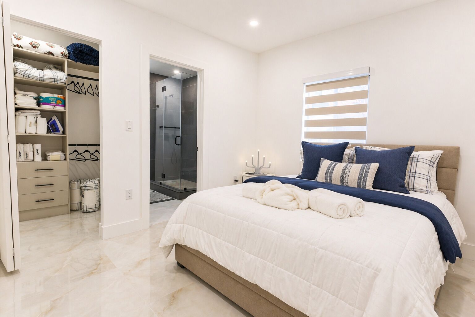4 bedrooms, iron/ironing board, internet, bed sheets