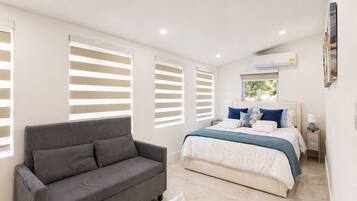4 bedrooms, iron/ironing board, internet, bed sheets