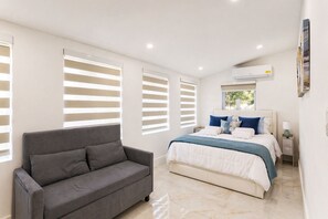 Iron/ironing board, Internet, bed sheets - Spacious 4-bedroom home in peaceful Miami Springs - Sleeps 14 (Miami Springs)