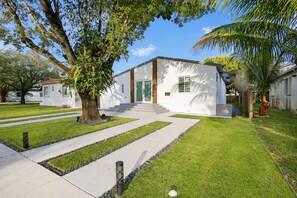 Exterior - Spacious 4-bedroom home in peaceful Miami Springs - Sleeps 14 (Miami Springs)