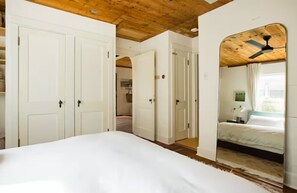 2 bedrooms, desk, travel cot, free WiFi - Bouldin Oasis with ADU: 2 King Suites + 2 Offices - Walkable to SoCo! (Austin)