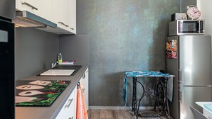Kaffetrakter/tekoker, kjøleskap, mikrobølgeovn og ovn