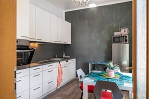 Coffee/tea maker, fridge, microwave, oven