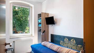 Tabla de planchar con plancha, wifi y ropa de cama
