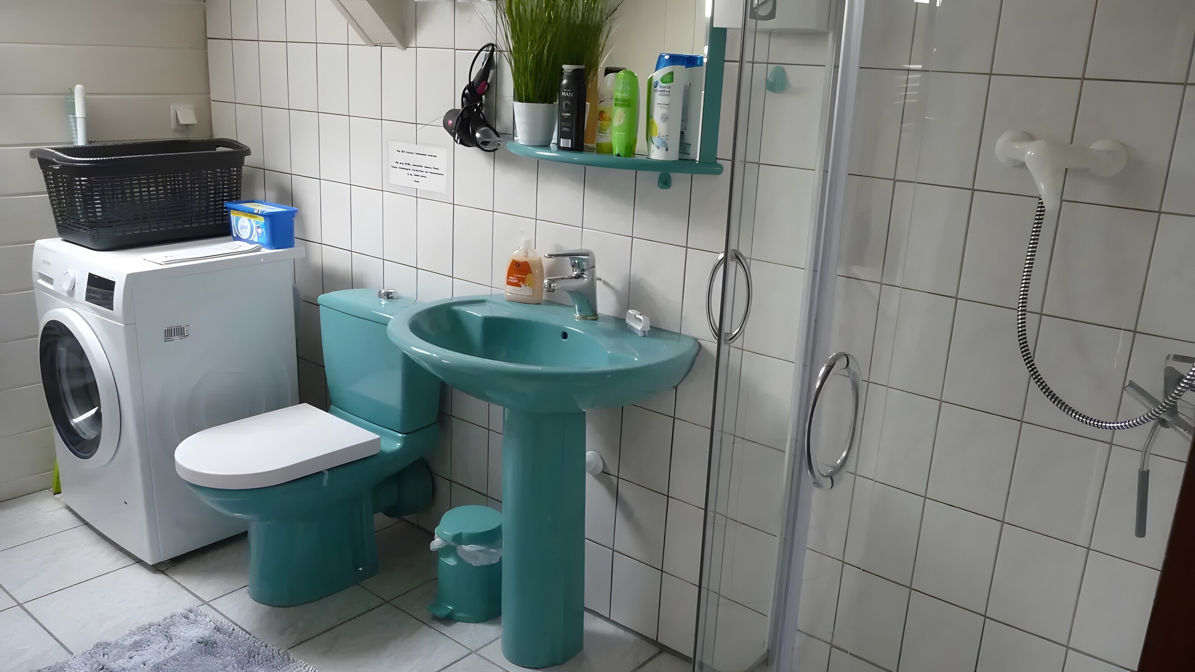 Douche, sèche-cheveux, serviettes fournies
