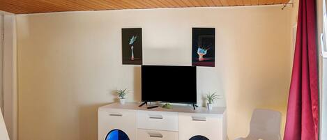 1 habitación, tabla de planchar con plancha, wifi y ropa de cama