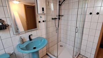 Een douche, een haardroger, handdoeken