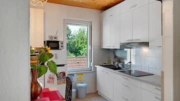 Coffee/tea maker, fridge, microwave, oven
