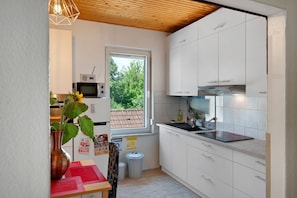 Kahvin-/teenkeitin, jääkaappi, mikroaaltouuni, uuni