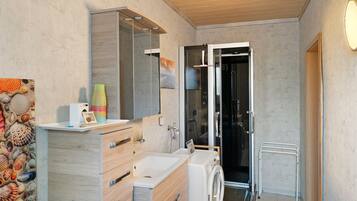 Douche, séchoir à cheveux, serviettes fournies