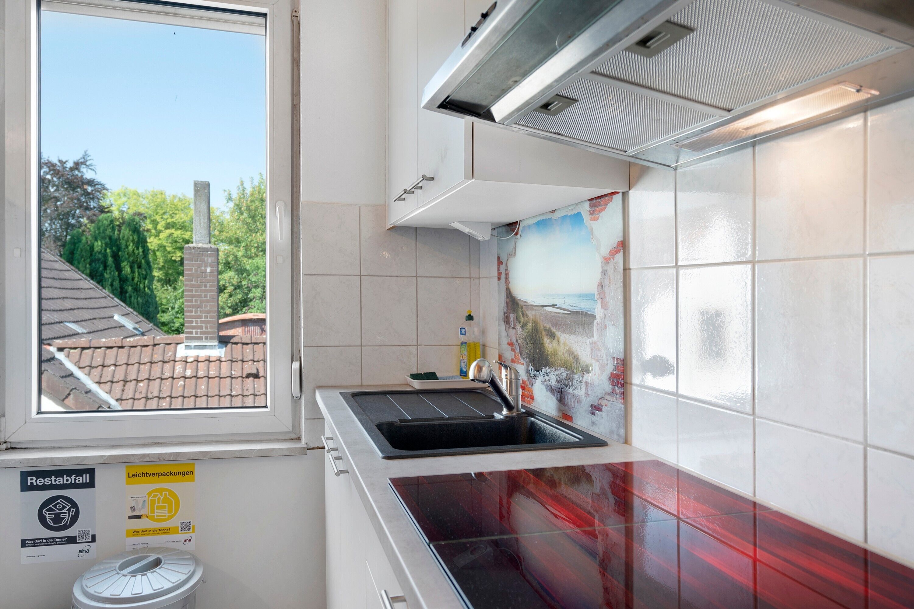 Wasserkocher mit Kaffee-/Teezubehör, Kühlschrank, Mikrowelle, Ofen