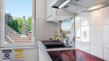 Wasserkocher mit Kaffee-/Teezubehör, Kühlschrank, Mikrowelle, Ofen