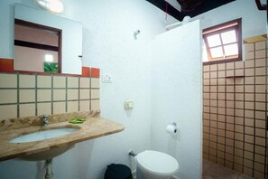 Habitación triple económica | Baño | Regadera, secadora de cabello, toallas, jabón 