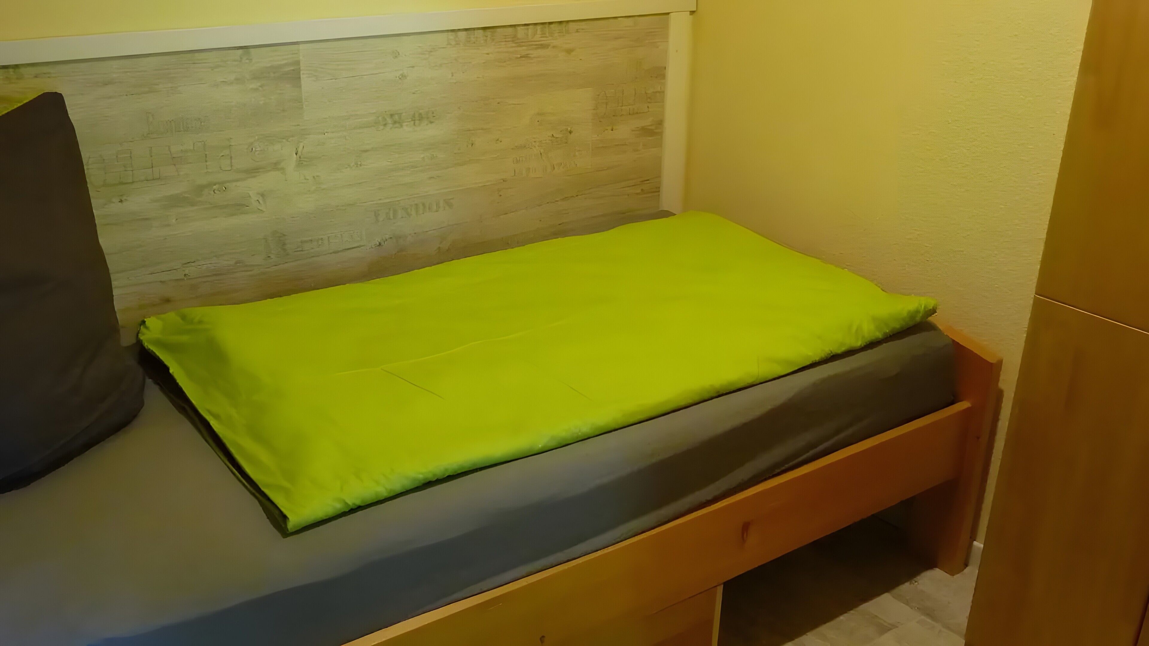 Tabla de planchar con plancha, wifi y ropa de cama 