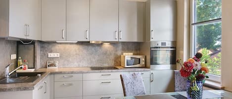 Coffee/tea maker, fridge, microwave, oven