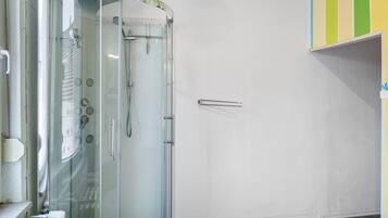 Douche, séchoir à cheveux, serviettes fournies
