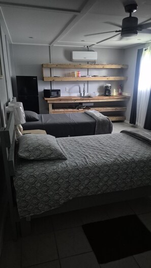 Room - Great for reunions! Rent by the room. Dine together! Juan Room. (Cockburn Town)