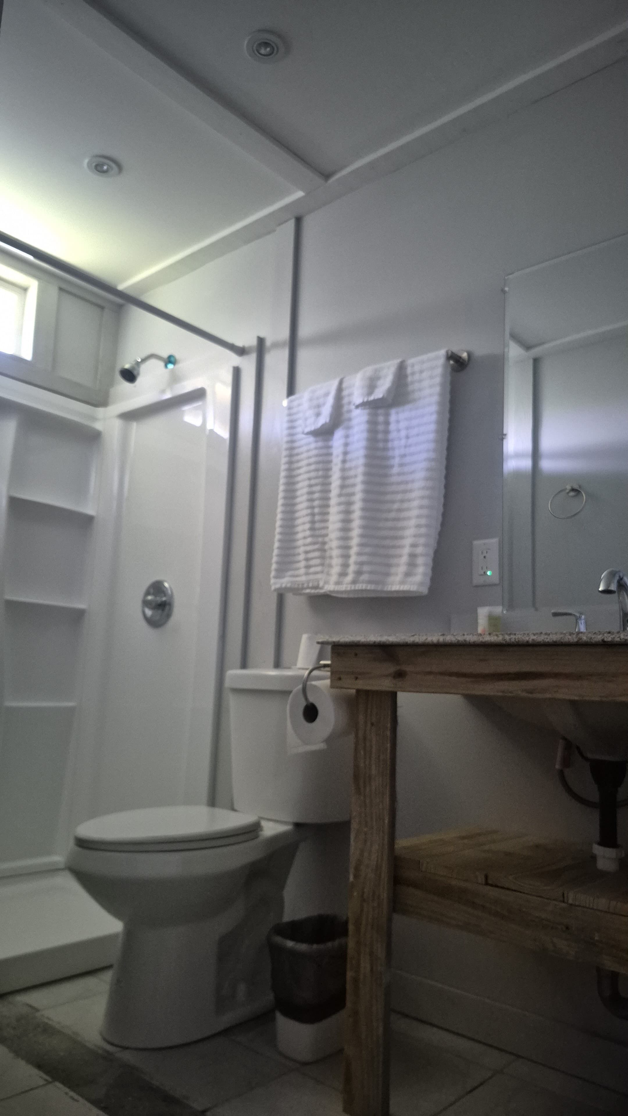 Douche, serviettes fournies, savon, papier toilette