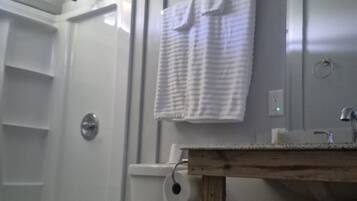 Douche, serviettes fournies, savon, papier toilette