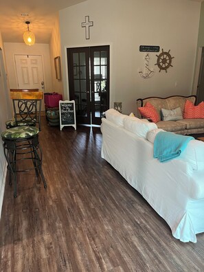 TV, DVD player, books, stereo - Family-Friendly 4BR/2BA Retreat – 1 Mile from Navarre Beach! (Navarre)