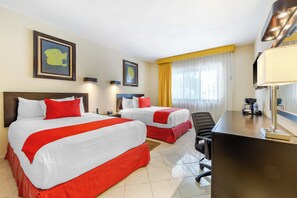 A hotel room with two beds, a desk, a chair, and a window with curtains. - Eco City Hotel (Tuxtla Gutierrez)