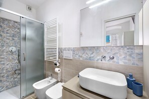 Douche, sèche-cheveux, serviettes fournies