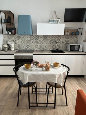 Frigorifero, microonde, forno, piano cottura