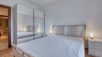 Iron/ironing board, Internet, bed sheets