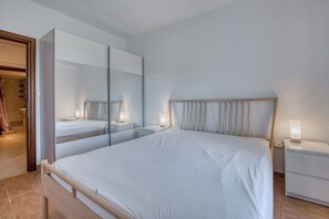 Een strijkplank/strijkijzer, internet, beddengoed