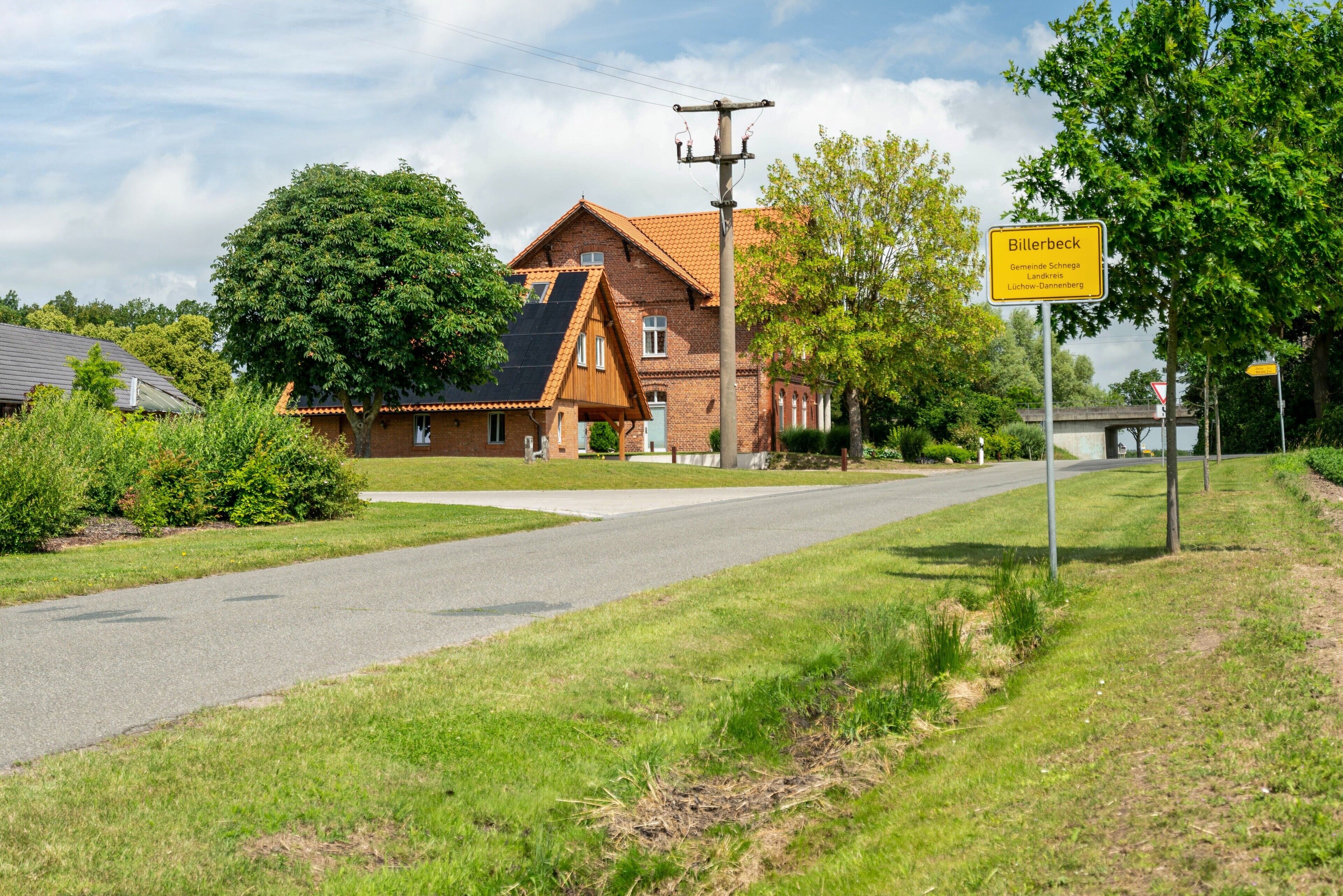 Zona residencial con una casa, una calle y un cartel que indica el lugar como 'Billerbeck'.